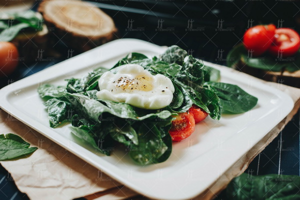 Salad with spinach, egg