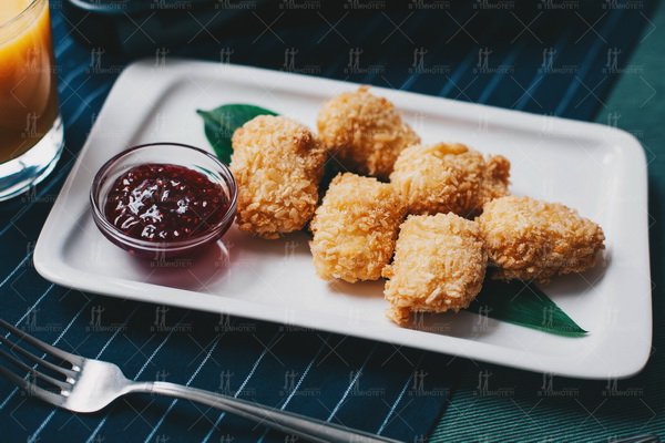 Crispy cheese «Kamamber» with berry jam