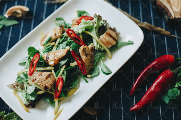 Salat mit Hähnchenbrust und Mango