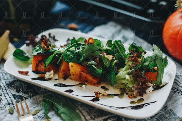 Salat mit gebackenen Kürbis