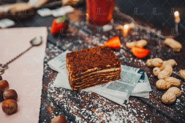 Kuchen "Medovik mit Saurer Sahne"