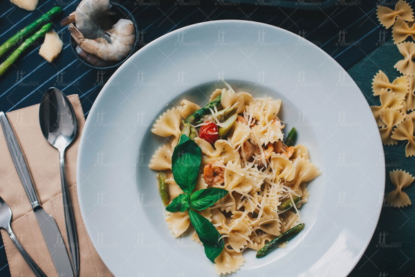 Farfalle mit Garnelen und Spargel